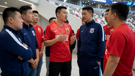 球迷在观赛现场交流讨论比赛